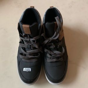 NWT Cat and Jack kids  sneakers  size 4